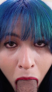 Blauhaariger punk lutscht schwanz