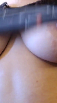 Göğüs dekoltesi seksi büyük zıplayan memeler