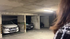 मैंने अपने प्रशंसक एंटोइन को सार्वजनिक पार्किंग में फॉलो किया ताकि वह मुझे बेतहाशा चोद सके