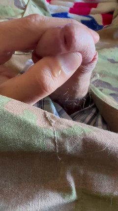 Gay Soldier Stuff: Americký armádní voják si honí v boxer kraťasech v uniformě...