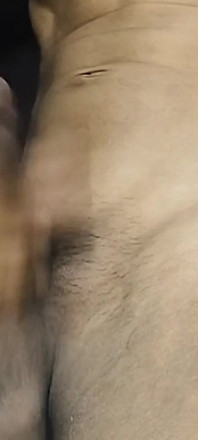 Aún no despierta masturbándose