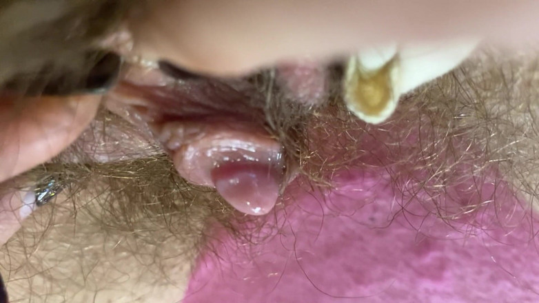 Cuteblonde666: Extrémní detailní masturbace chlupaté kundičky, velký klitoris, tření