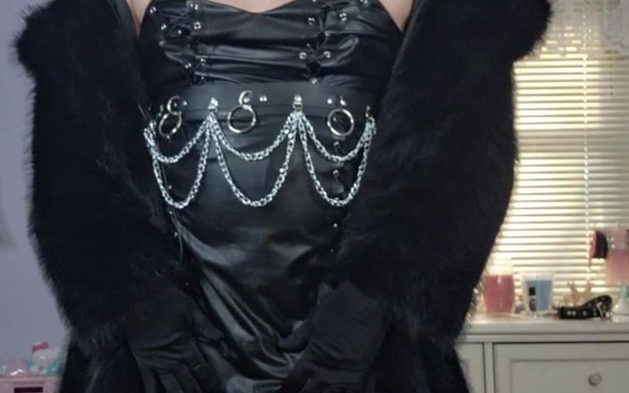 Victoria Lecherri: Satin, bulu, dan kulit!