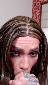 Rocker femme babe sucks a dick