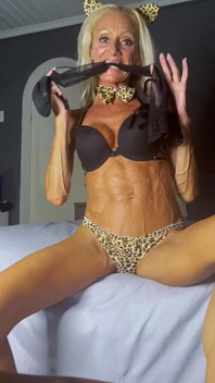 Barbie milf abre sus piernas y agujeros en una videollamada caliente