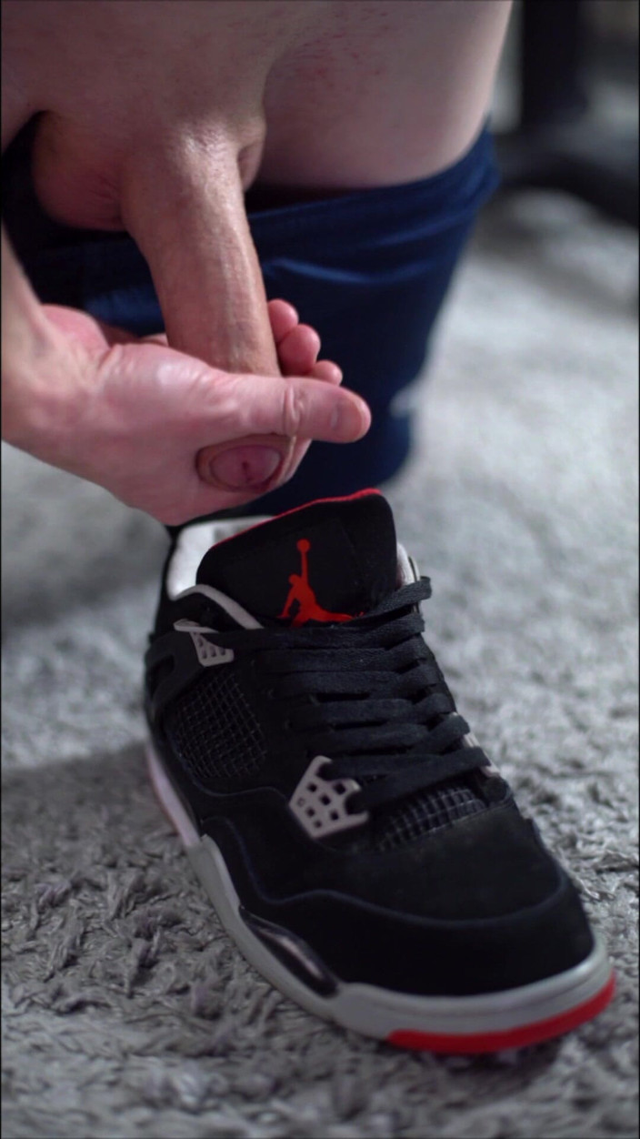 Sneakersmax98: Mainin sepatu kenyal jordan retro iv sampai muncrat di dalam