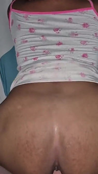 Estaba descansando y el vecino viene a ponerme su gran polla y dejar todo el semen en mi vagina