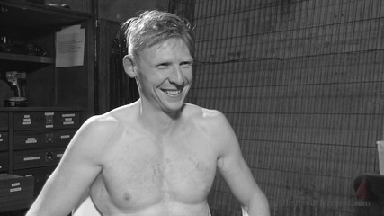 30 Minutes of Torment: Un kickboxer heterosexual este în timp ce își trage sperma