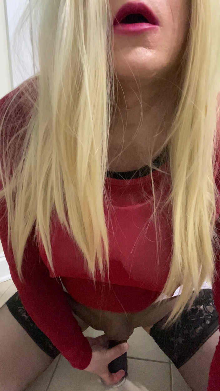 MadisonCD2025: Справжня частина 2 сексуального кроссдрессера в фальшивій пизді та панчохах на підборах, трахається віщує ділдо