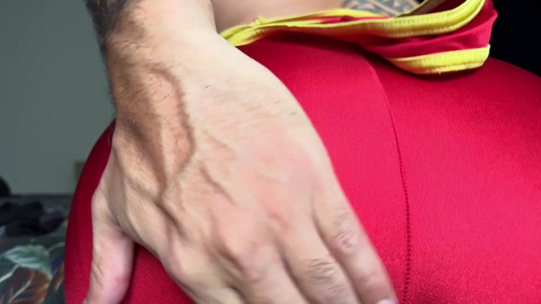 Jona Ortiz: Đi đến phòng tập thể dục với phích cắm mông của...