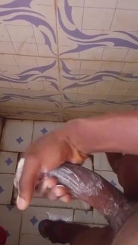 Masturbierender Monsterschwanz Im Badezimmer