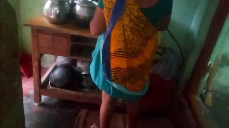 Priyanka314: Desi manžel, který mačká prsa své ženy, zatímco ona vaří