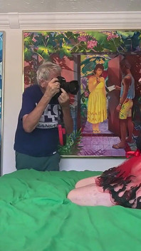 yah vidiyo photo shoot se shuroo hota hai, aur chudaee ke saath samaapt hota hai