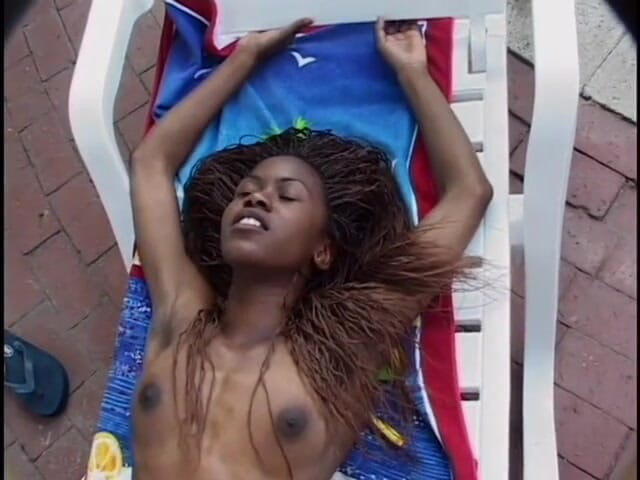 Best Butts: Eboni muda dengan tetek kecil dikongkek zakar putih di tepi...