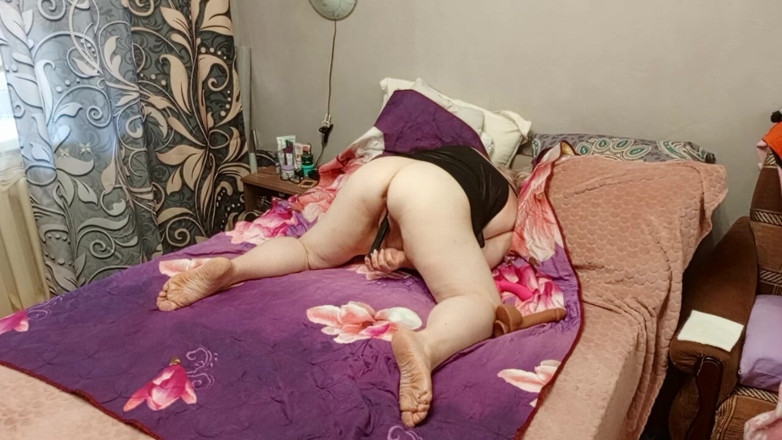 Zona901: Vriendin masturbeert haar sappige, vlezige poesje met seksspeeltjes