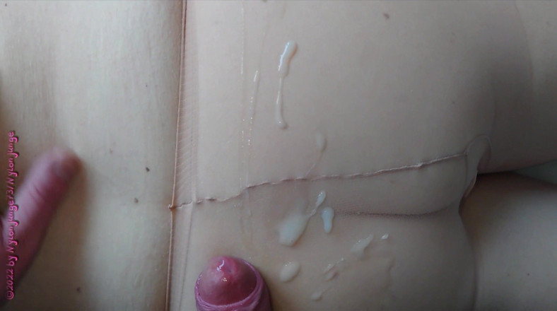 NylonjungeCarmen: Nylonjunge baise une mamie en collants