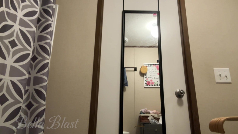 BellaBlast: В продаже - Полет на моей стене: необрезанные и неоткрытые: 11-минутная тряска попки, танцы, и живот Baring Развлечение - Без пуха, просто экшн! Бон