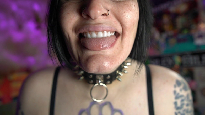 GothBunny6669: Sexy gótica juega con sus dentaduras postizas