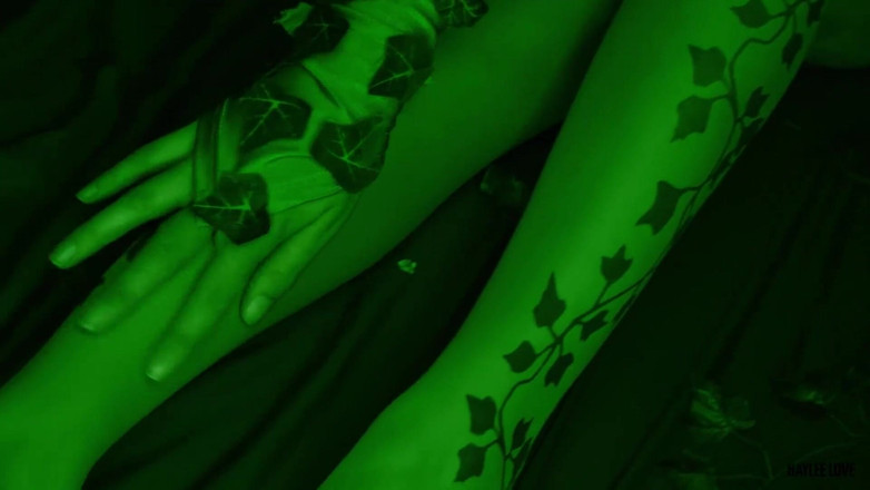 Haylee Love: Poison ivy robin ko apna gulaam banaati hai