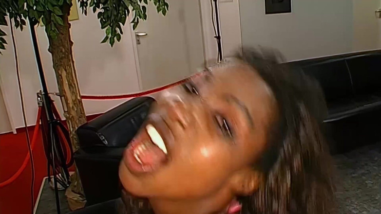 GGG John Thompson Classic Retro: शुक्राणु गार्गलिंग और वीर्य अदला-बदली बुकाके लड़कियां Ggg John Thompson