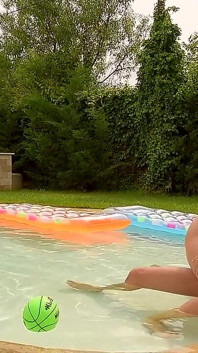 Rubia Junto a La Piscina Gangbang Con Múltiples Pollas