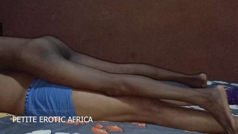 Petite Erotic Africa: 호텔 방에서 어색한 방법으로 섹스하는 아프리카 십대 아미라