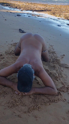 Ladysilvas: Ladysilva nua mostrando sua bunda quente na praia