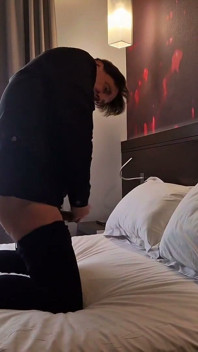 Jean Noir Moulant, Masturbation Et Jeu De Gode Sur Un Lit
