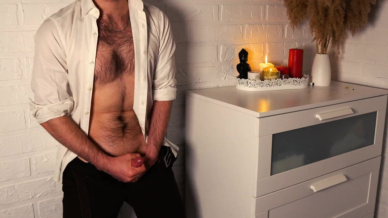 NoelDero: Buff przystojny mężczyzna w białej koszuli i małym kutasem szarpie...