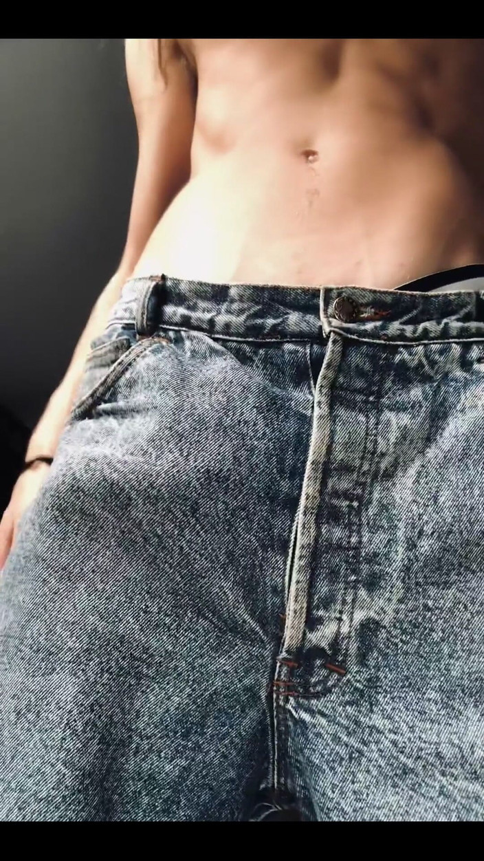 iamtonyrey: Fransız iri güzel kadın odasında mastürbasyon yapıyor