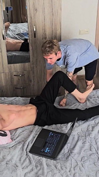 Vi a Un Amigo Masturbándose Con Porno, Con Felaciones Profundas Y Anal