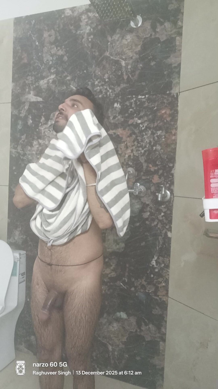 Rajasthani-old-lover: Indický armádní důstojník se sprchuje