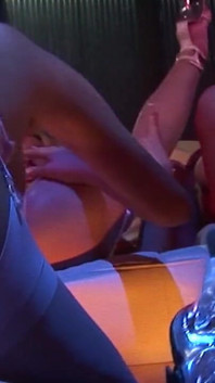 Loira gata e suas namoradas peitudas brincam com suas xoxotas raspadas no sofá