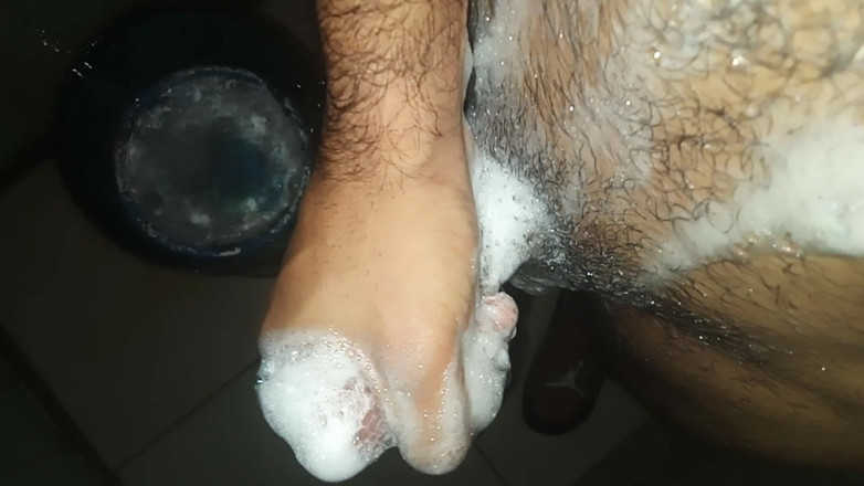 Cute boy jerks off: Lelaki di bilik mandi menjilat bahunya dan tiba-tiba berasa seperti...