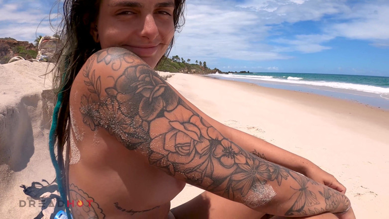 Dread Hot: Junges paar fickt an einem fkk-strand