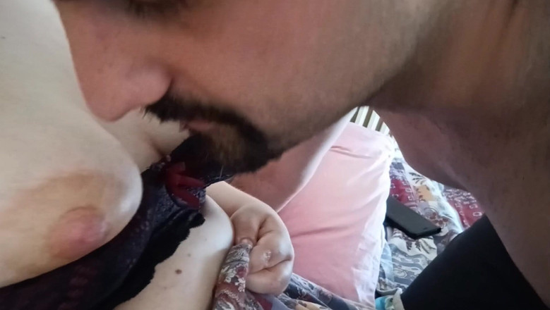sensualmalixxx: Slickar och gnuggar bröstvårtor med skägg