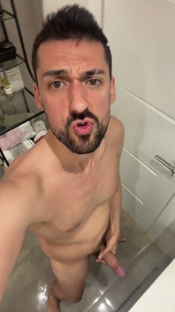 Tatăl vitreg sexy se masturbează și nuci în baie