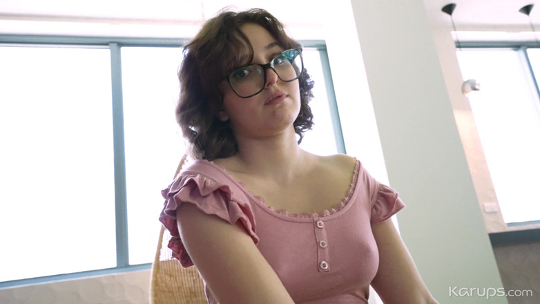 Karups POV: Calda ragazza nerd si prende una pausa dai compiti con...