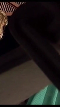 Un jeune couple très sexy se fait lécher la chatte et enculer dans le jardin
