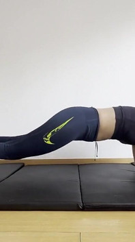 Due Lesbiche Scopano Sui Loro Tappetini Da Palestra Nei Loro Leggings