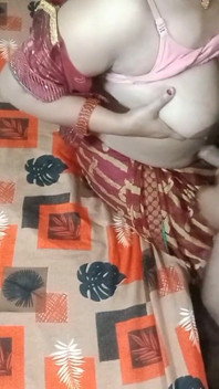 Un indiano molto bello in Sari rosso