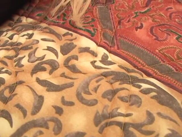 My MILF: スラッティ・ブロンドがソファで巨大なディルドで自慰