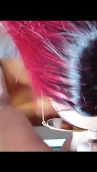 Güneş gözlüklü MILF, POV yüz bakımı ile oral seks yapar