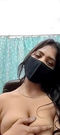 Iubita își expune și își presează țâțele pe un apel video