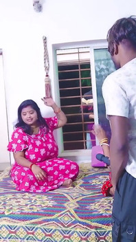 Două indiancă desi și excitată Bhabhi Starsudipa și Mampi Futai două băiatul cu livrare atunci când soțul lor nu acasă (audio hindi)