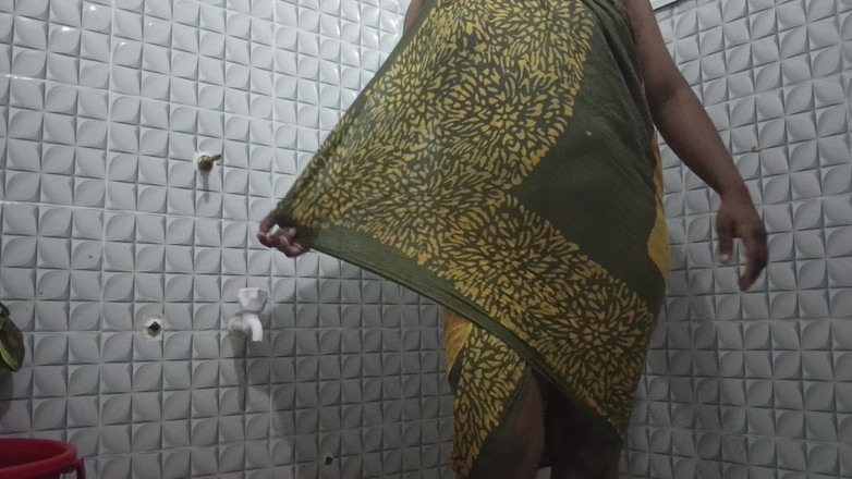 Skakoi: Fofa indiana menina despindo-se lentamente no banheiro