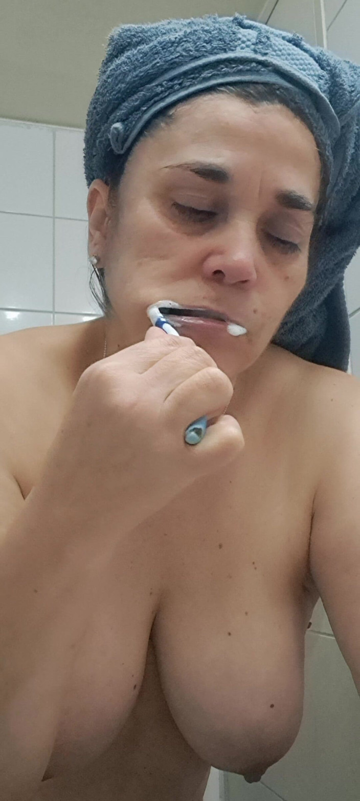 Mommy big hairy pussy: Đặt chúng trong đường hầm ẩm ướt