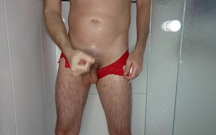Alan Long: En culotte rouge sous la douche