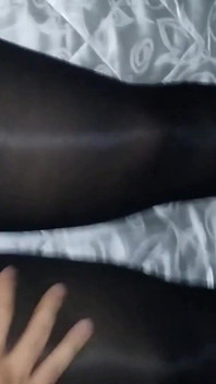 DC3, une jeune fille en collants joue avec son mari au lit