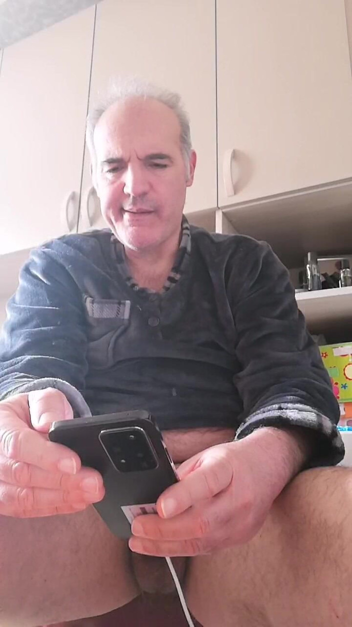 Setesesso7: Um longo domingo masturbando meu pau e mijando na garrafa...